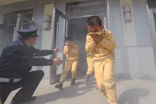 Trong trường hợp thoát ra ngoài bằng cửa sổ hay hành lang hãy gây chú ý với nhân viên cứu hỏa bằng cách vẫy tay hoặc la hét. Nếu bị lửa bén cháy quần áo, lập tức che mặt, nằm xuống và lăn qua lăn lại cho đến khi lửa dập tắt. Ảnh: Vnmedia.