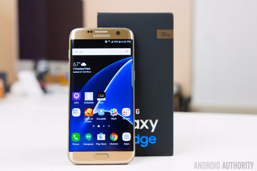 Samsung Galaxy S7 Edge cũng được giảm giá khoảng 1.7 triệu đồng, từ 16.99 triệu đồng xuống còn 15.29 triệu đồng. Ảnh: Androidauthority.