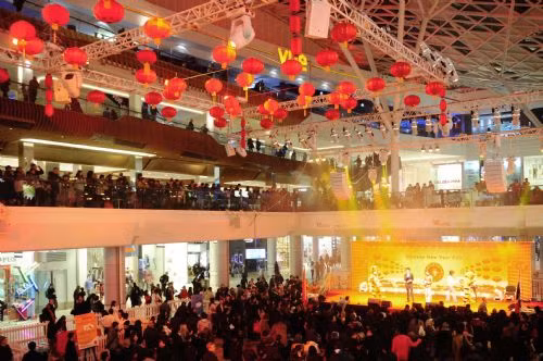 Dòng người tấp nập hòa cùng không khí năm mới tại trung tâm Westfield, London, Anh. Ảnh: Sina.