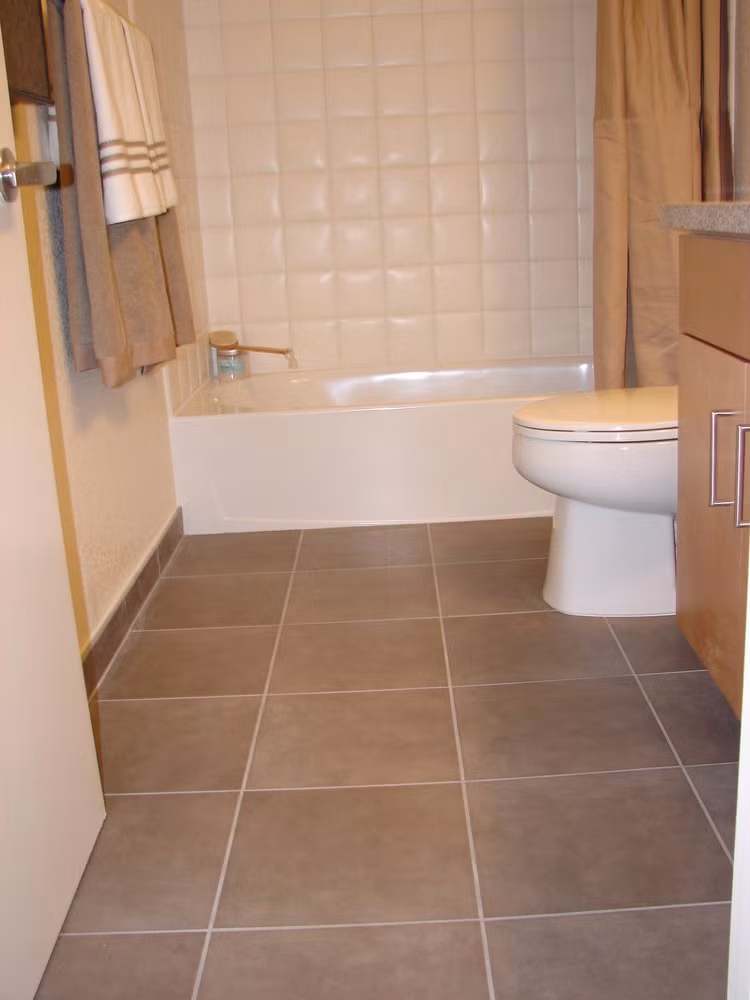 Gạch có kích thước lớn như 40x80 cm, 30x80 cm, 60x60 cm tạo ít mạch thuận tiện cho việc chà rửa, lau chùi. Ảnh: Tileideaz.