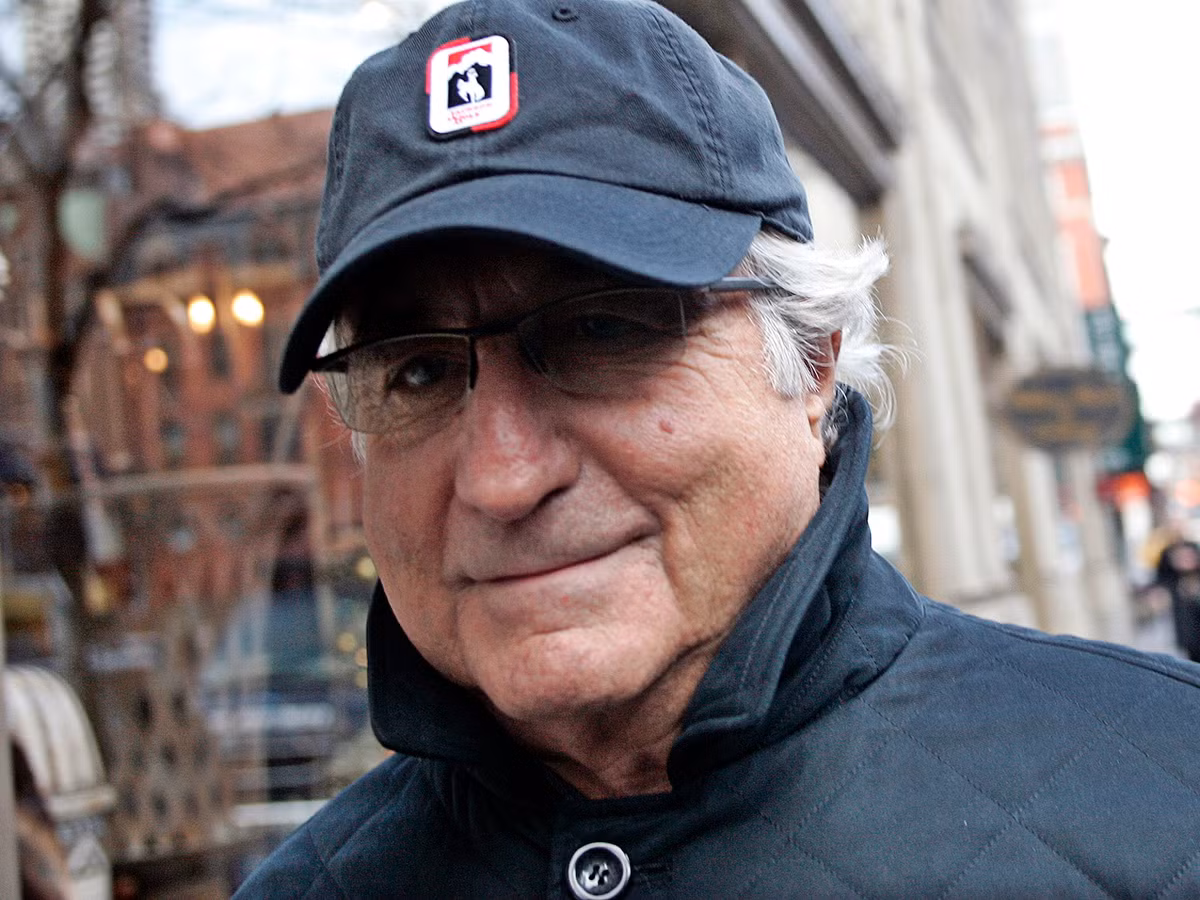 Bernie Madoff còn mua lại hết lượng chocolate Swiss Miss trong kho lương thực của nhà tù để nắm độc quyền rồi bán lại cho các tù nhân khác kiếm lời. Ảnh: BI.