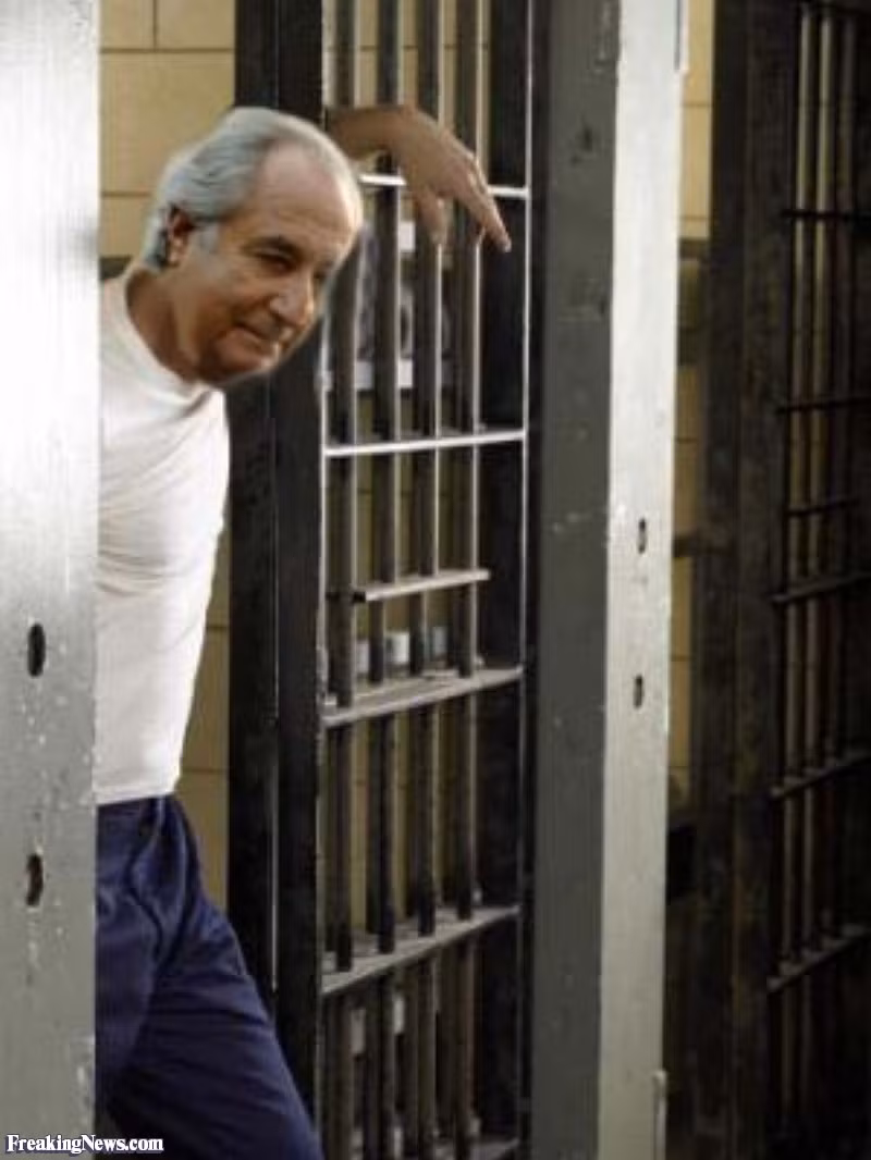 Một trong những công việc của Bernie Madoff trong tù là vận hành kho bách hóa. Đây là nơi tù nhân có thể đến mua nhiều mặt hàng khác nhau như mỳ ramen, giày thể thao, dép sandal...Ảnh: Freaking News.