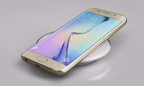 Năm 2015, Samsung khiến cả thế giới ngỡ ngàng khi trình làng bộ đôi Galaxy S6 và S6 Edge với thiết kế kim loại kết hợp chất liệu kính sang trọng. Ảnh: Samsung.