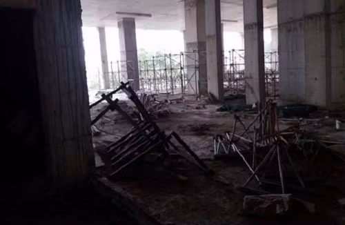 Trước đó trong quá trình thi công, Mỹ Sơn Tower đã có nhiều sai phạm buộc cơ quan chức năng ra các quyết định đình chỉ thi công. Cụ thể, ngày 29/12/2015, Đội Thanh tra Xây dựng quận Thanh Xuân lập biên bản vi phạm hành chính và yêu cầu ngừng thi công công trình do tổ chức thi công sai nội dung trong giấy phép xây dựng. Ảnh: Anninhthudo.