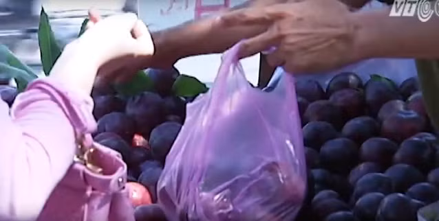 Bên trong thịt mận có màu vàng, mọng nước, ăn mềm và có vị ngọt. Ảnh: VTC14.