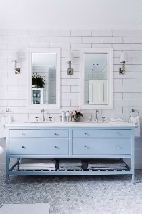 Vẫn là bức tường trắng được ốp gạch thông thường, chỉ cần nhấn chút màu xanh nhạt là đã khiến tổng thể thay đổi.