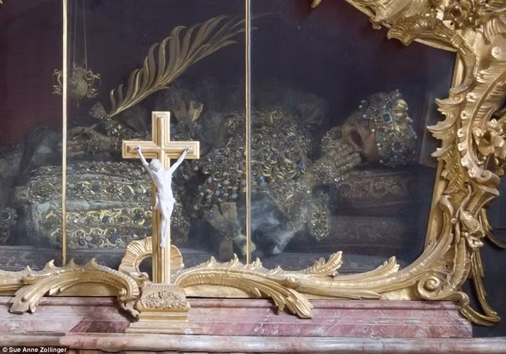 Bộ hài cốt dát vàng của thánh Saint Clemens. Ảnh: Dailymail.