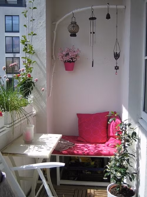 Một chút điểm tô từ nệm và gối tựa với màu sắc rực rỡ sẽ giúp cho không gian nhỏ của ban công thêm xinh yêu.