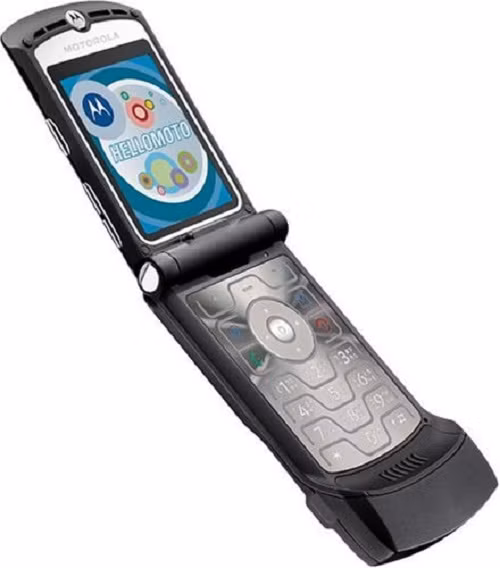 Từng có thời điểm là tượng đài trong kỷ nguyên điện thoại nắp gập, Motorola Razr V3 sở hữu khung vỏ và bàn phím bằng nhôm. Máy chỉ mỏng khoảng 13,9mm - con số kỷ lục thời điểm đó. Ảnh: Amazon.