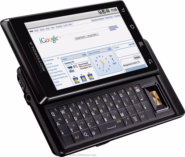 Milestone được xem là huyền thoại của Motorola với thiết kế trượt ngang, màn hình cảm ứng lớn bàn phím QWERTY đầy đủ. Ảnh: Hnammobile.