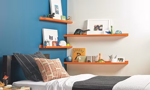 Kệ lưu trữ sách phía trên giường ngủ vừa tiết kiệm diện tích vừa giúp trang trí phòng ngủ thêm bắt mắt. Ảnh: HGTV.