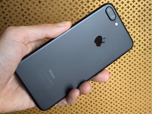 Co nen mua Galaxy S8 hay iPhone 7 dang giam gia?