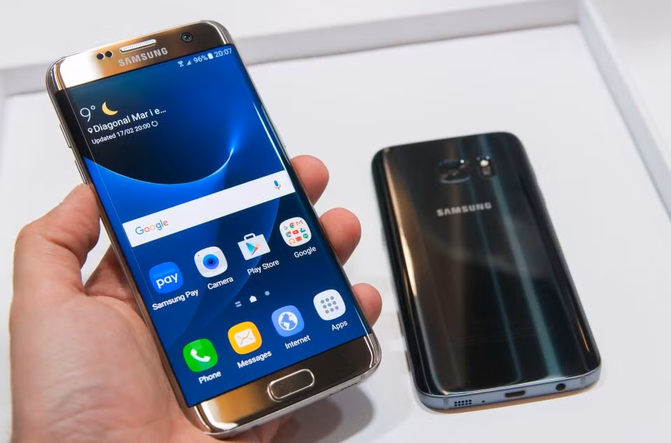 Co nen mua Galaxy S8 hay iPhone 7 dang giam gia?-Hinh-2