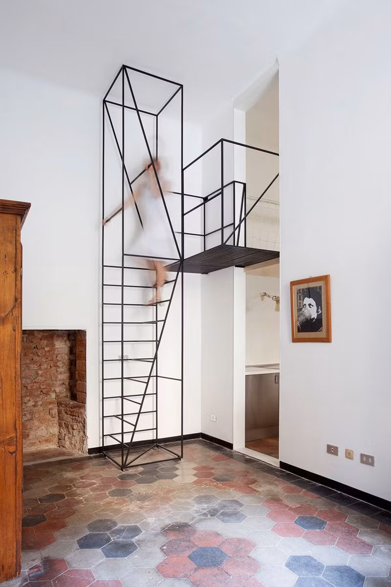 Thiết kế cầu thang mini màu đen đem đến một phong cách hiện đại và độc đáo cho ngôi nhà. Ngoài ra tuy nhìn thanh mảnh nhưng nó có rất nhiều điểm chốt giữ giúp đảm bảo an toàn.