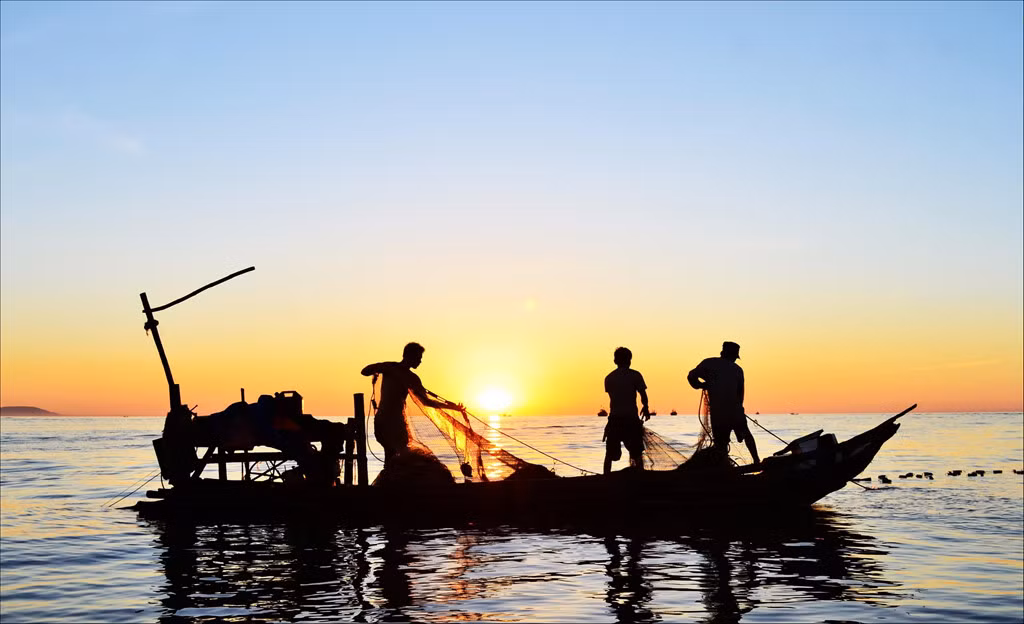 Khoảnh khắc những người ngư dân kéo lưới trên bãi biển Diễn Thành (Diễn Châu, Nghệ An). Ảnh: Le Khanh Thanh.