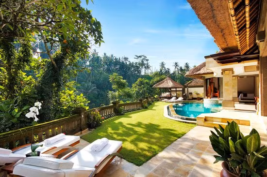 Với biệt thự trên núi, gia chủ có thể biến không gian xanh từ thiên nhiên rộng lớn thành không gian sân vườn của mình. Chỉ cần xây tường rào bên cạnh cây lớn và thêm vài chậu cây nhỏ là gia chủ có một không gian tuyệt vời. Ảnh: Thietkebietthupho.