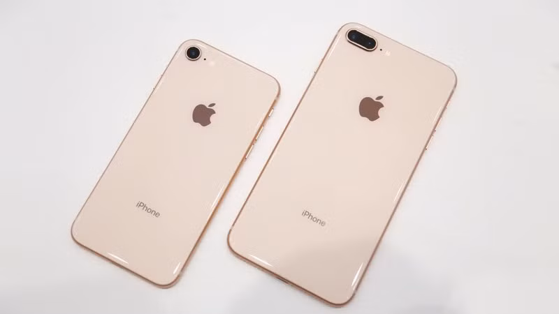 Giá khởi điểm cho Galaxy Note 8 chính hãng khi về Việt Nam trong khoảng 23 - 25 triệu đồng (tùy dung lượng). Mức giá này cho iPhone 8 là 21 - 26 triệu đồng. Ảnh: Cnet.