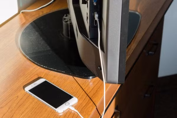 Khe cắm USB trên ti vi cũng giúp bạn sạc điện thoại. Ảnh: Thechive.