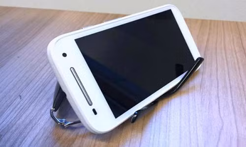 Sử dụng kính để xem phim hoặc video cho đỡ mỏi tay là một trong những mẹo hay với điện thoại mà không phải người dùng nào cũng biết. Ảnh: Chungta.