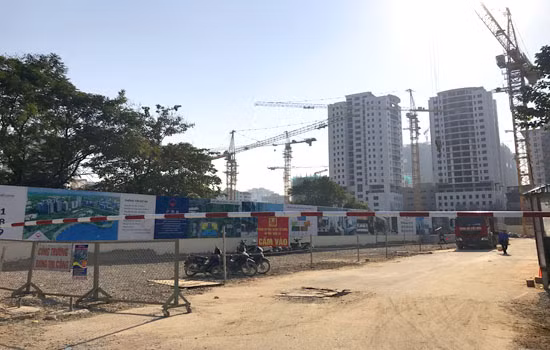 Phần đất nghĩa trang ăn sâu vào khu căn hộ dự án được chủ đầu tư khéo léo che bằng cách quây kín xung quanh. Ảnh: Enternews.