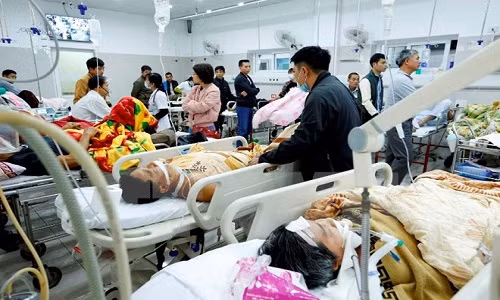 Ha Noi: Cap cuu 5 nguoi ngo doc ruou methanol nang