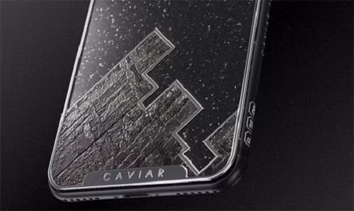 Công ty Caviar cũng hỗ trợ khách hàng trong việc tùy biến giao diện trên chiếc iPhone X siêu đắt này. Ảnh: Phonearena.