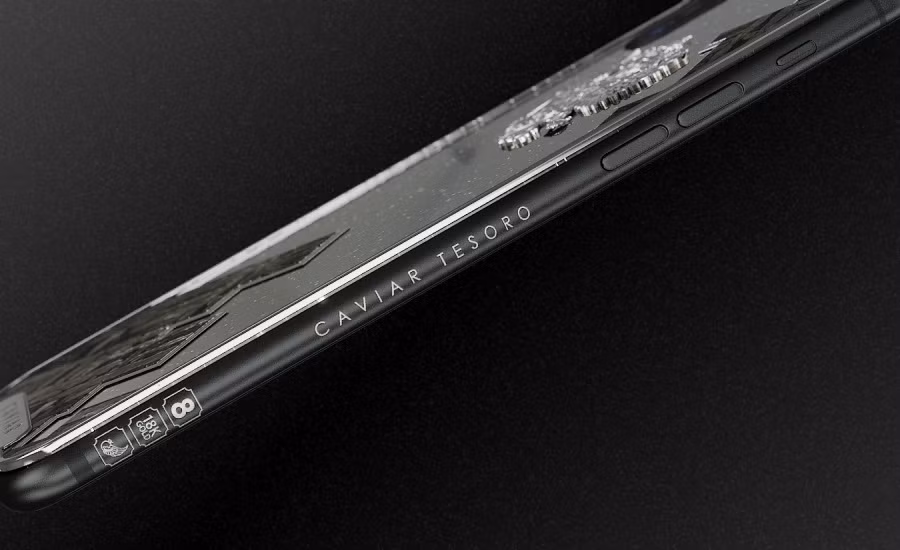 Điểm đặc biệt nhất của chiếc iPhone X này là đính kèm các viên đá Seymchan lấy từ các mảnh thiên thạch rơi xuống vùng Magadan, Nga. Ảnh: Phonearena.