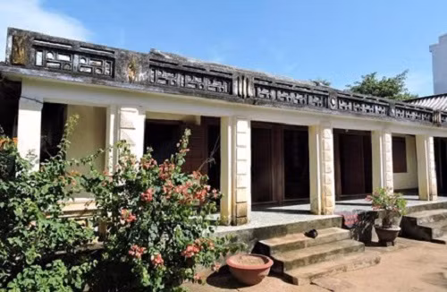 Ngôi nhà gỗ mít cổ có niên đại gần hai trăm năm tuổi của nghệ nhân Võ Hiển Đạt ở đảo Lý Sơn được xem là một trong những ngôi nhà gỗ mít cổ nhất Việt Nam.