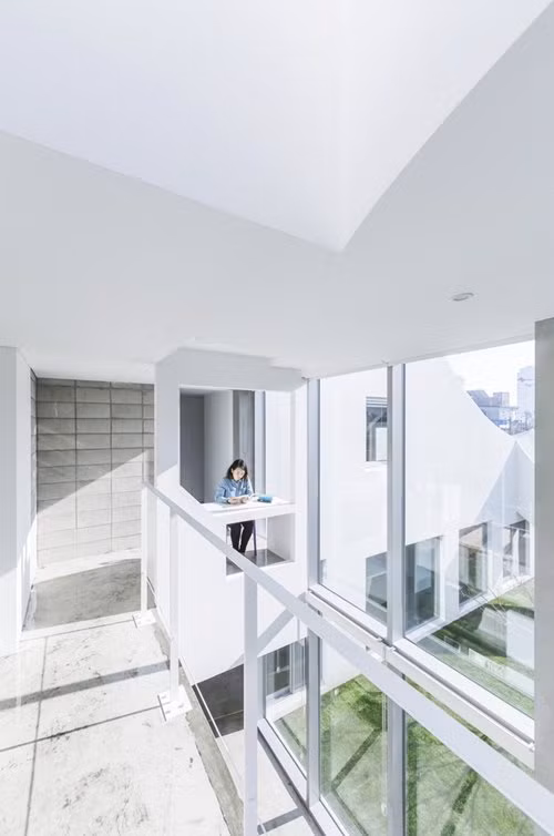 Chính vì thế, toàn bộ chi phí cho căn nhà lại khá thấp nhưng vẫn đảm bảo được điểm độc đáo, mới lạ và không gian thoáng đãng cho toàn căn nhà.
