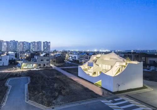 Toàn bộ ngôi nhà có diện tích 195m2 và mới hoàn thiện cách đây không lâu.
