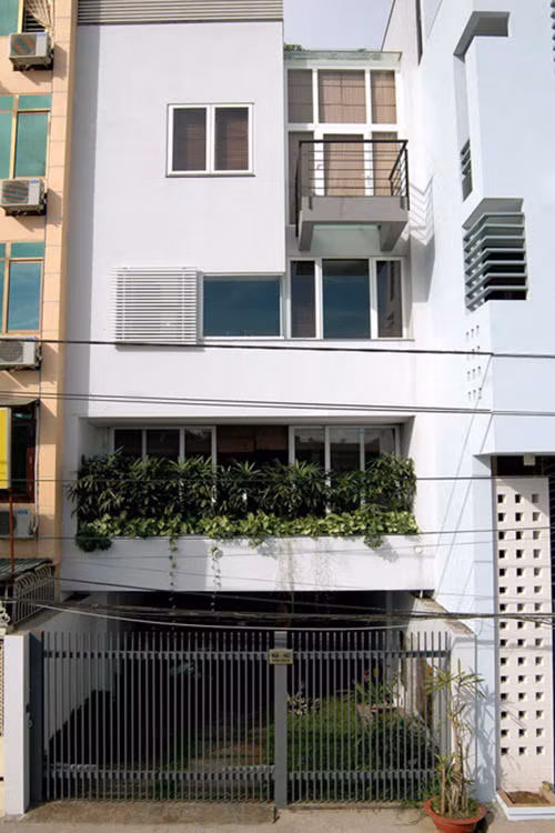 Kiến trúc của ngôi nhà mang âm hưởng hiện đại, mạnh về khối. Ảnh: Arkitec.