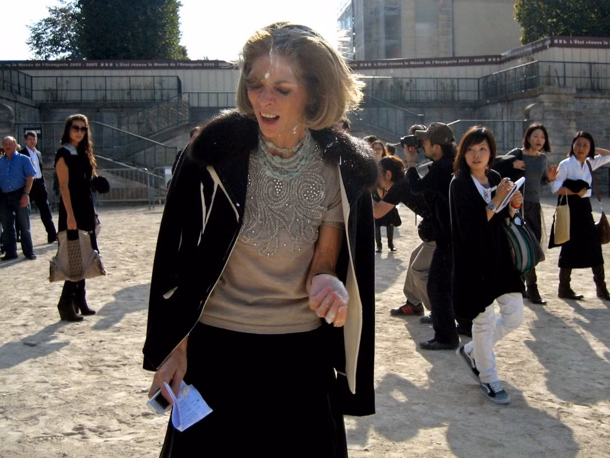 Wintour còn có tình yêu vô hạn với những món đồ thời trang làm từ lông thú. Năm 2015, tại Paris, bà bị một nhóm người trong Hiệp hội bảo vệ động vật PETA ném bánh vào mặt để bày tỏ sự phản đối.