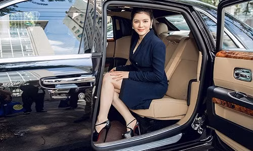 Lý Nhã Kỳ bên siêu xe Rolls-Royce phiên bản Ghost trị giá 40 tỷ. Ảnh: Dân Việt.