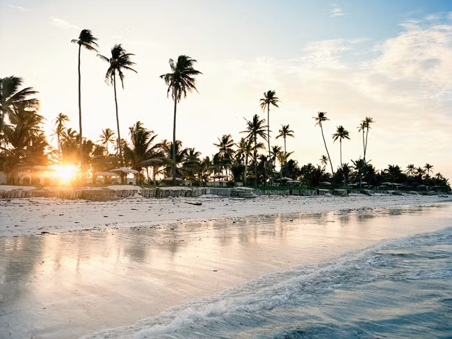 6. Quần đảo Zanzibar: Quần đảo Zanzibar là một thiên đường nhiệt đới ngoài khơi Tanzania ở Ấn Độ Dương. Bãi cát vàng óng ả, nước xanh trong như ngọc và những cây cọ đu đưa trong gió khiến nơi đây như thiên đường trốn nhân gian. Zanzibar nổi tiếng với đồ gia vị (bao gồm đinh hương, đậu khấu, quế, và hạt tiêu) và cọ sợi. Phố đá tọa lạc tại đây cũng được UNESCO công nhận là di sản thế giới.