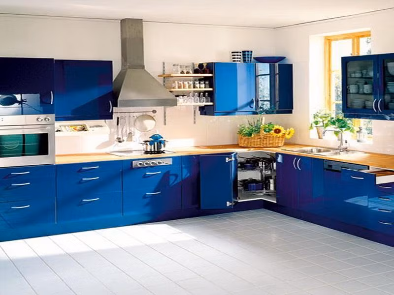Màu của tường, gạch ốp tường, sàn nhà, tủ bếp...cần có sự kết hợp hài hòa về màu sắc. Bỏ qua yếu tố này cũng là bỏ quên bức tranh tổng thể về nhà bếp. Ảnh: Buildingmaterials.