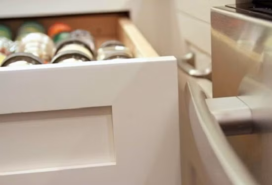 Lạm dụng những món đồ nội thất mở khiến bạn phải đối mặt với sự bất tiện khi sử dụng. Bạn không thể mở cửa của cả hai món đồ cùng một lúc hay mở hết cỡ của chúng...Ảnh: House.