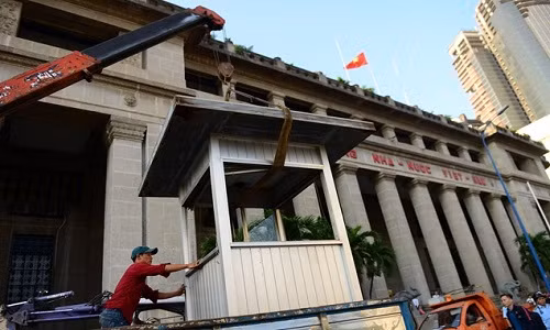 Pho chu tich Hai tra lai vong gac truoc Ngan hang Nha nuoc