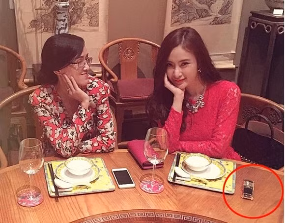 Cách đây 3 năm, Angela Phương Trinh cũng thể hiện sự giàu có của mình khi khéo điện thoại Vertu đắt giá trong lúc đi ăn cùng mẹ trên trang cá nhân. Ảnh: Giadinhvietnam.