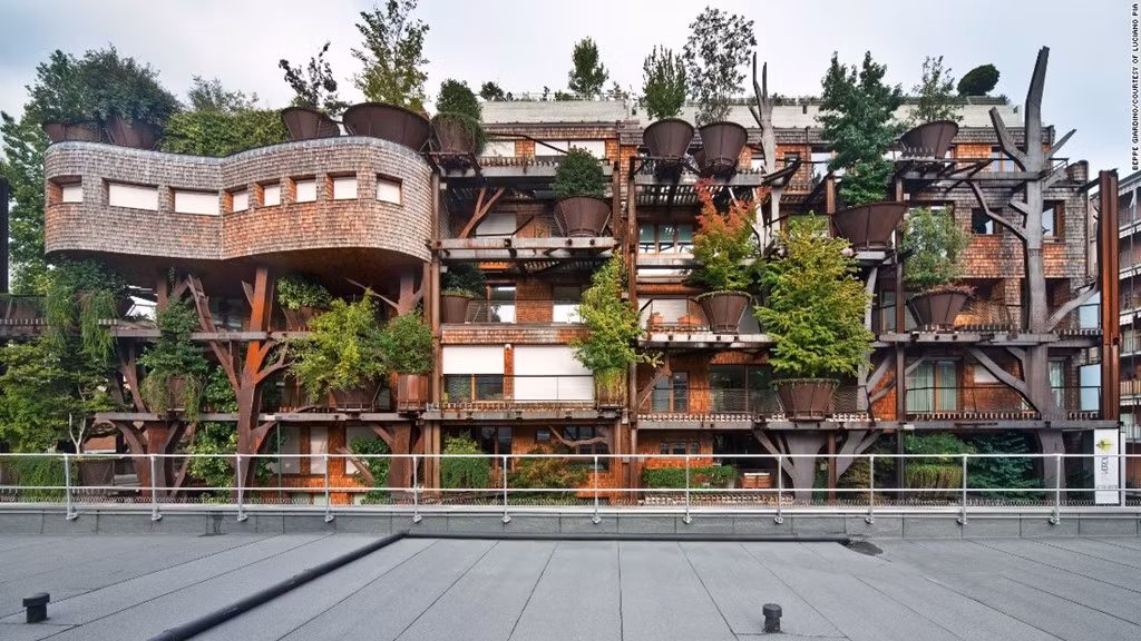 25 Verde (Italy) là sự kết hợp giữa kết cấu thép nâng đỡ các mảng xanh từ cây cảnh. Hệ thống 150 cây xanh quanh tòa nhà sống chủ yếu nhờ nước mưa và giúp giảm ô nhiễm không khí, tiếng ồn cho tòa nhà.