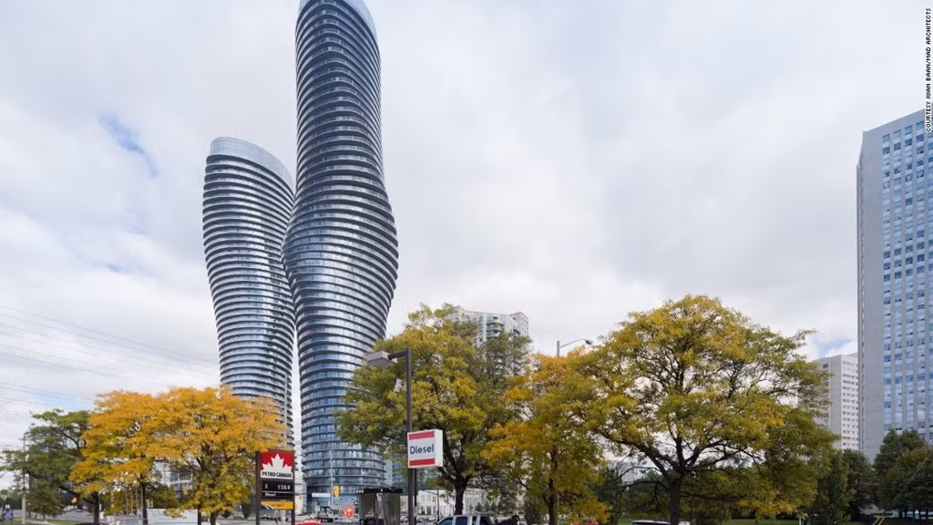 Absolute Towers (Canada) được dự kiến sẽ chỉ xây một tháp, nhưng sau khi 400 căn hộ được bán hết chỉ trong một ngày đã khiến chủ đầu tư lên kế hoạch xây thêm tháp thứ hai. Do những "đường cong mềm mại" nên hai tòa tháp thường được cư dân địa phương gọi với cái tên tháp Marilyn Monroe, theo tên của nữ diễn viên huyền thoại.