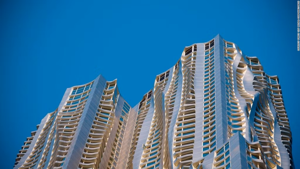 8 Spruce Street (Mỹ) được các nhà phê bình kiến trúc đánh giá là một trong những tòa nhà chọc trời đẹp nhất thành phố New York và là tòa nhà chung cư đầu tiên của New York đáng chiêm ngưỡng trong nhiều thế hệ tới.