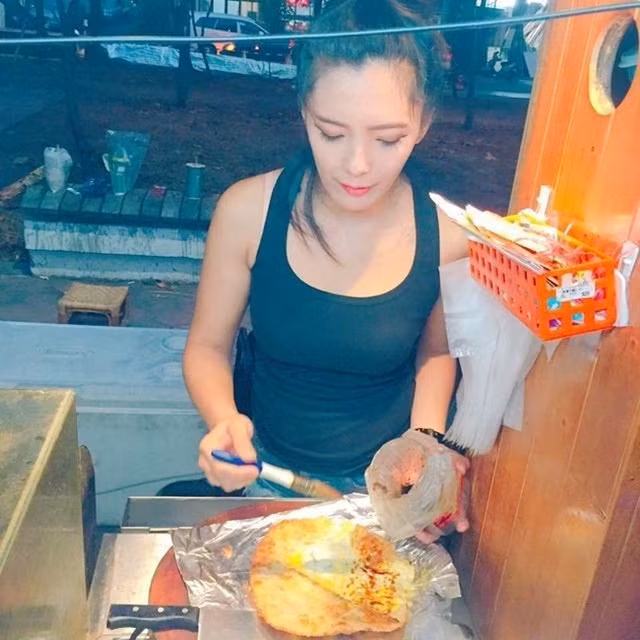 Canh anh em xep hang cho mua banh cua kieu nu ban hang