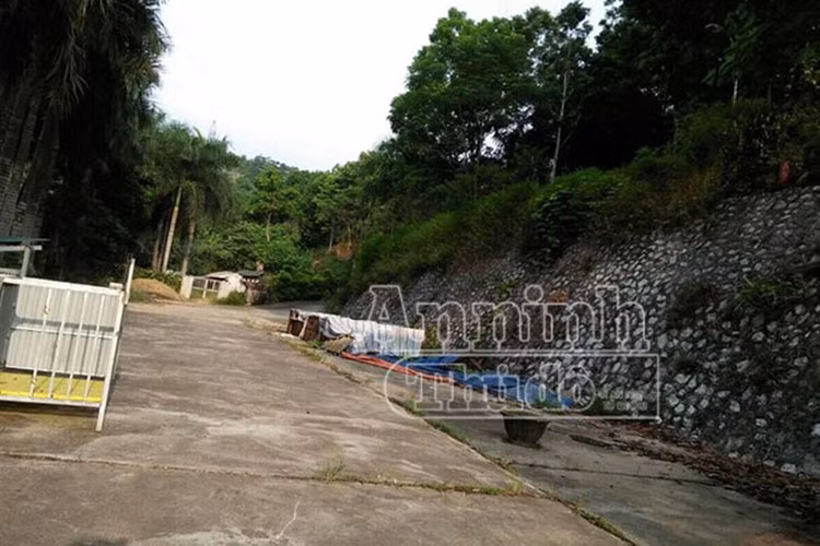 Con đường dẫn vào khách sạn từ lâu đã không có người đi lại.