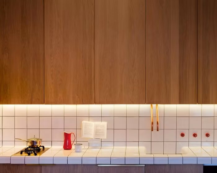Phần cửa chính được thiết kế vách ngăn tổ ong tạo điểm nhấn cho căn hộ. Bên trong không gian chính là phòng đa chức năng với nội thất cơ bản. Tận dụng khung cửa sổ rộng đầy ánh nắng, chủ nhân của căn hộ đã đặt chiếc sofa xinh xắn, vừa làm phòng khách, nơi đọc sách đồng thời là nơi nghỉ ngơi hàng ngày.