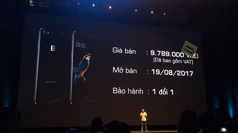 Sáng ngày 8/8, Bkav chính thức trình làng mẫu điện thoại "Made in Vietnam" - Bphone 2017 tại Trung Tâm Hội Nghị Quốc Gia, Hà Nội, dưới sự chứng kiến của hơn 2.000 quan khách. Ảnh: Thegioididong.
