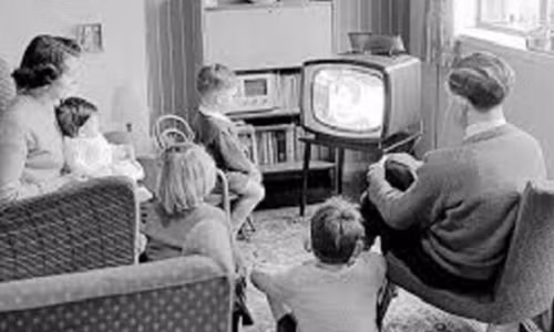 Đã có thời, xem ti vi là một hoạt động giải trí không thể thiếu hàng ngay của mọi gia đình. Ảnh: YAM Magazine.