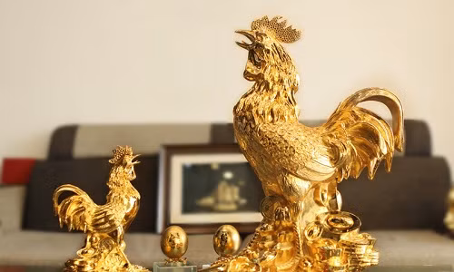 Biểu tượng gà trống được coi là có tác dụng chiêu tài lộc và giữ được thế vững trong công việc. Linh vật đại diện cho Tết Đinh Dậu là con gà nên tượng gà mạ vàng rất thích hợp làm quà biếu cao cấp. Ảnh: Mavang.