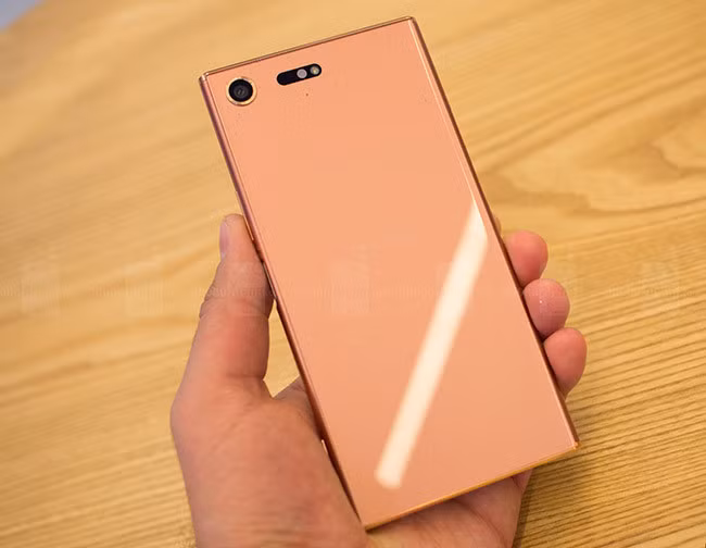 Sony cho biết Xperia XZ Premium màu hồng vàng chỉ có mặt tại một số thị trường nhất định.