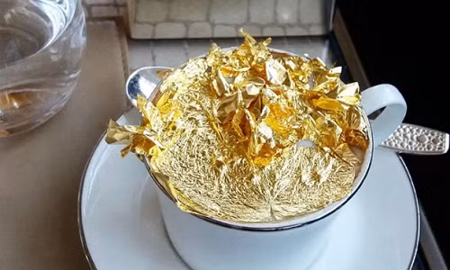 Cà phê capuchino dát vàng khiến du khách kinh ngạc.