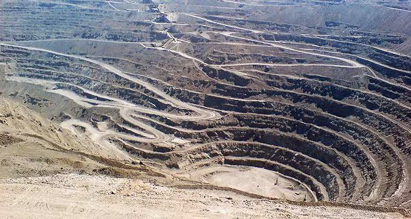 Được phát hiện tại sa mạc Kyzyl Kum của Uzbekistan vào năm 1958, mỏ vàng Muruntau bắt đầu hoạt động từ năm 1967. Các nhà địa chất cho rằng, mỏ Muruntau có thể cho 2.500 đên 5.300 tấn vàng. Ảnh: Mining.